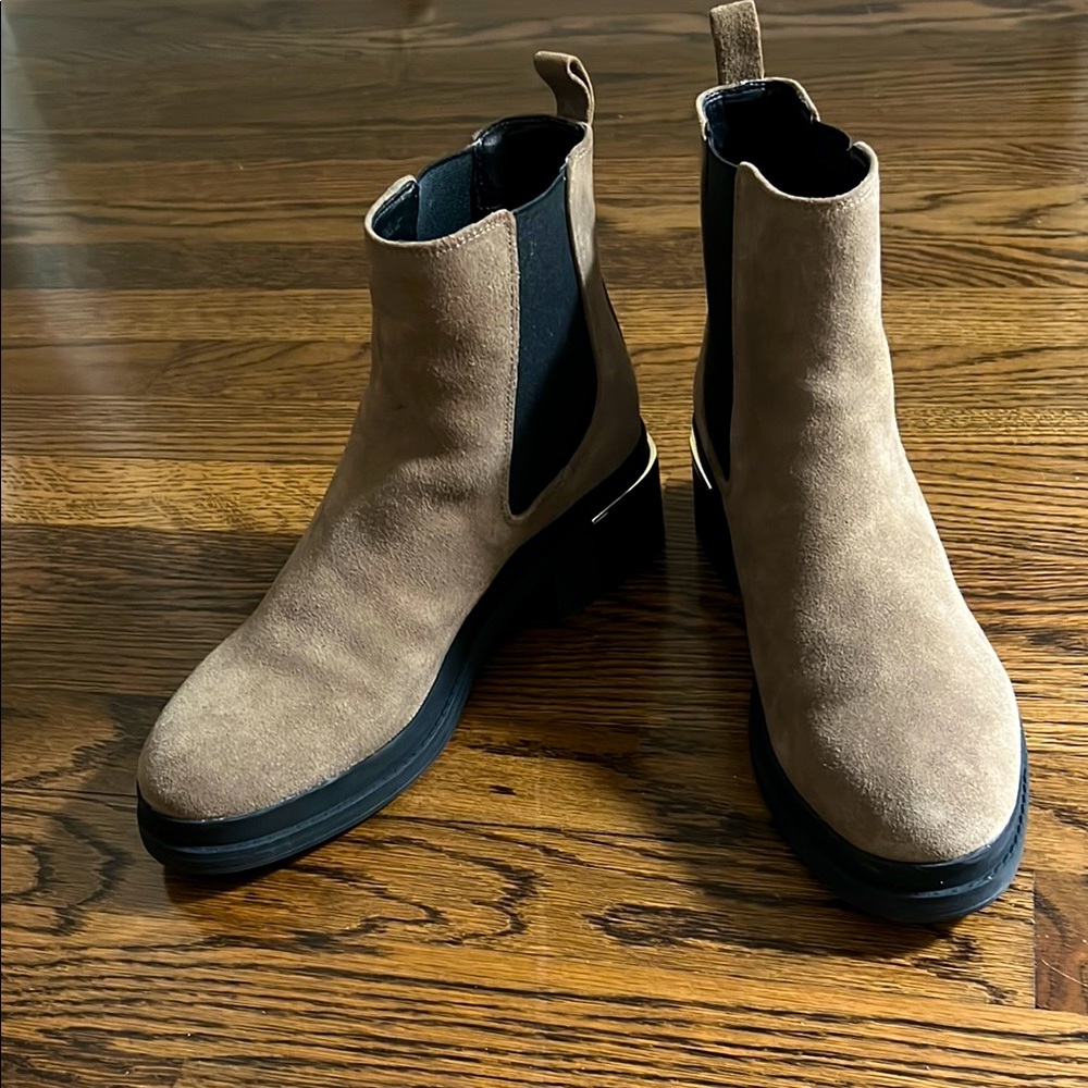 Kenneth Cole Levon 2.0 Welt Chelsea Boot in Dark Taupe. Size 8.5 M. Like new